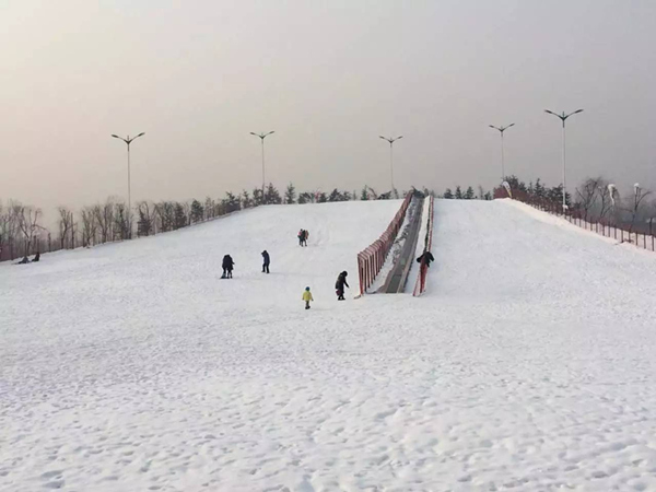 周末再添好去处,聊城南湖滑雪场今天起开始运营